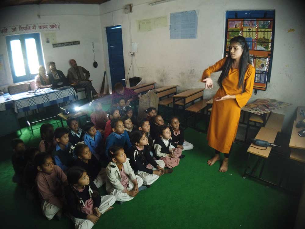 Explaining the school kids about why it is important to prevent intentional forest fires